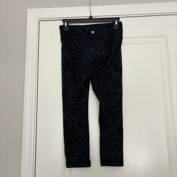 Lululemon Women’s Navy Wunder Under Crop Paisley Inkwell Leggings - Picture 1 of 9